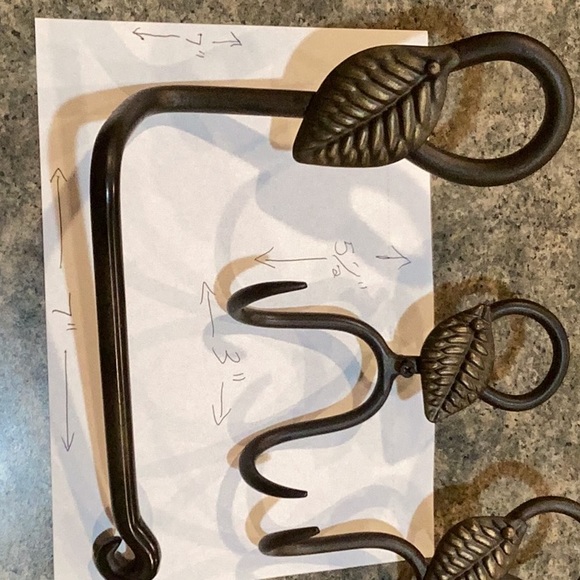 Toilet paper holder & two hooks - Picture 2 of 4